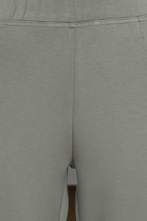 Elleven Women's Green Solid Mid Rise Tights in Calf Length