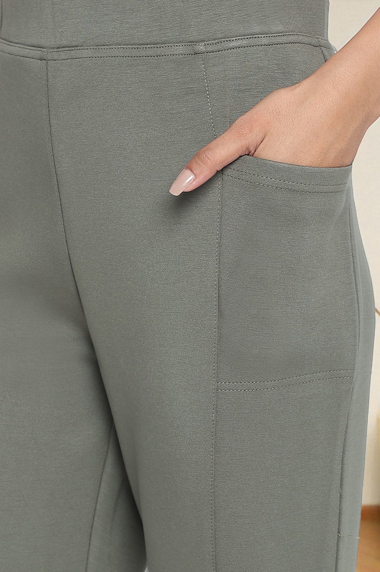 Green Solid Mid Rise Tights in Calf Length