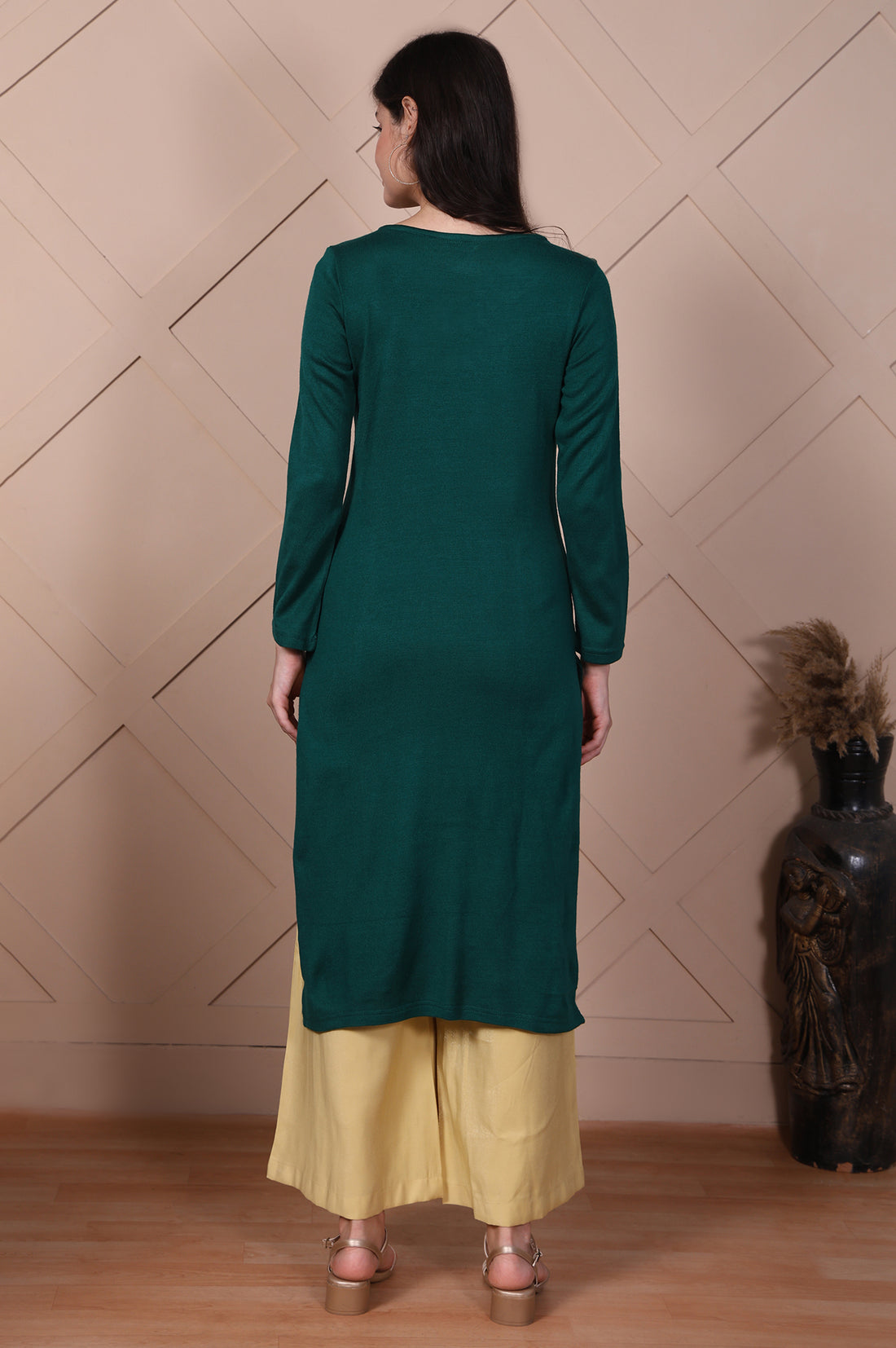 Green Embroidered Acrylic Straight Kurta