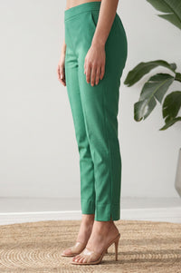 Green Solid Straight Fit Ankle Length Mid Rise Trousers