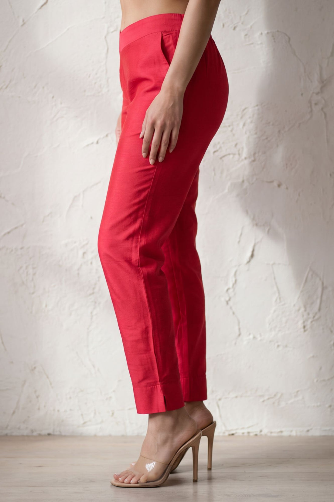 Pink Solid Straight Fit Ankle Length Mid Rise Trousers