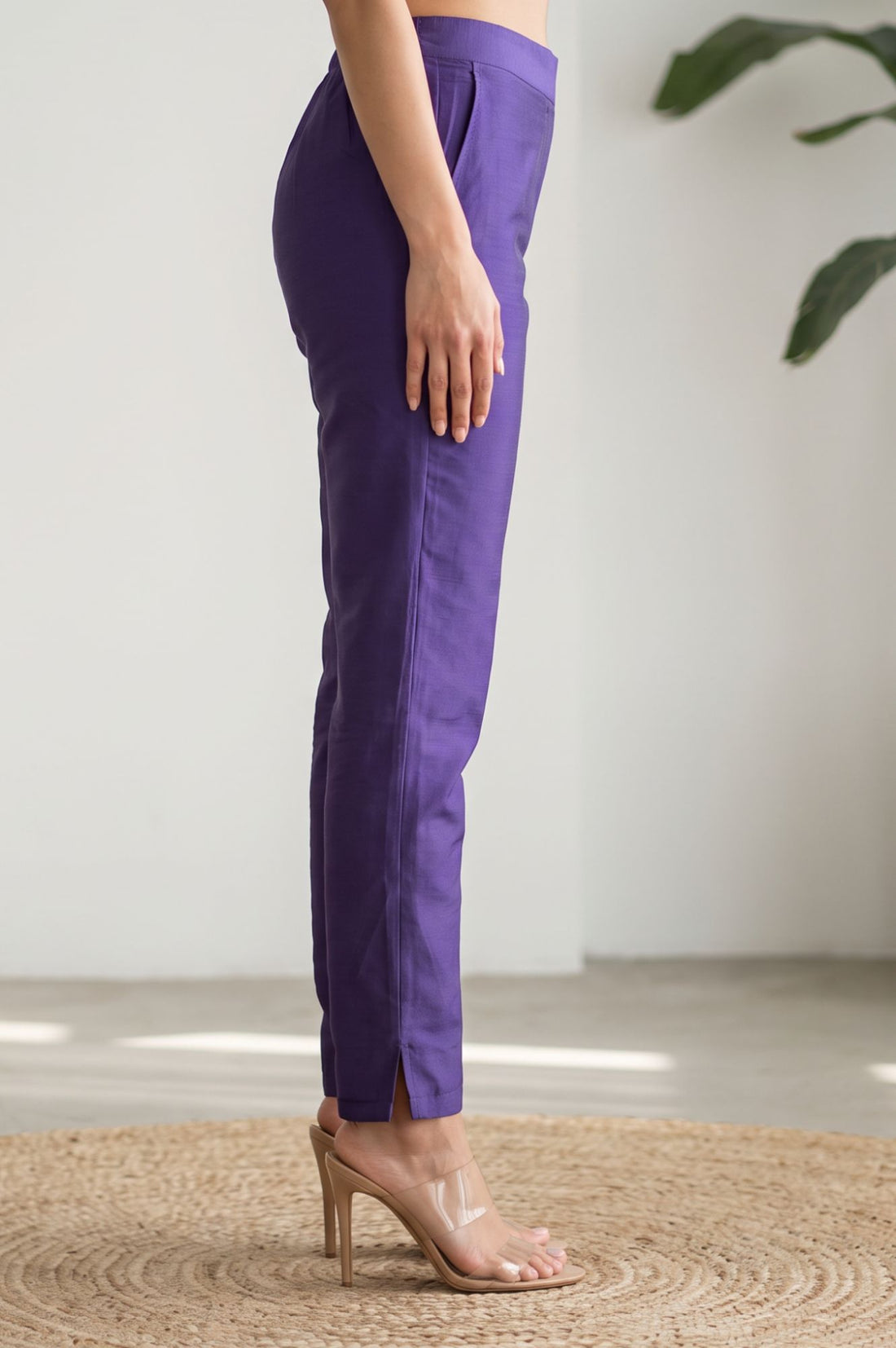 Purple Solid Straight Fit Ankle Length Mid Rise Trousers
