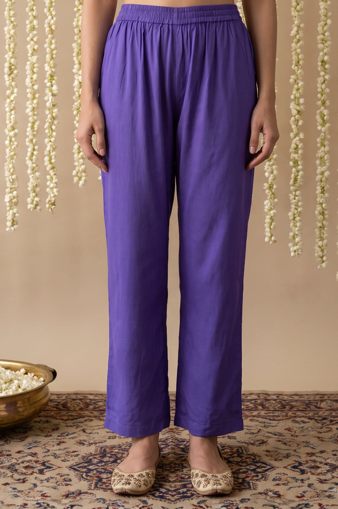 Purple Solid Straight Fit Ankle Length Mid Rise Trousers
