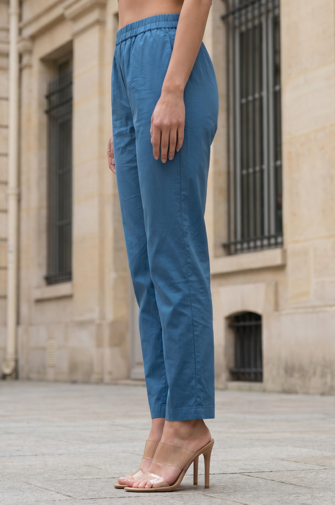 Blue Solid Straight Fit Ankle Length Mid Rise Trousers