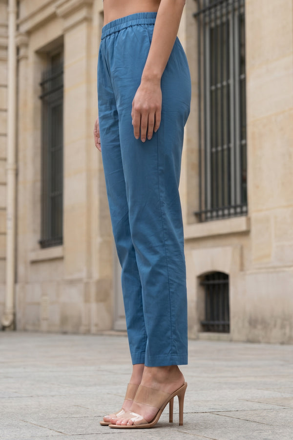 Blue Solid Straight Fit Ankle Length Mid Rise Trousers