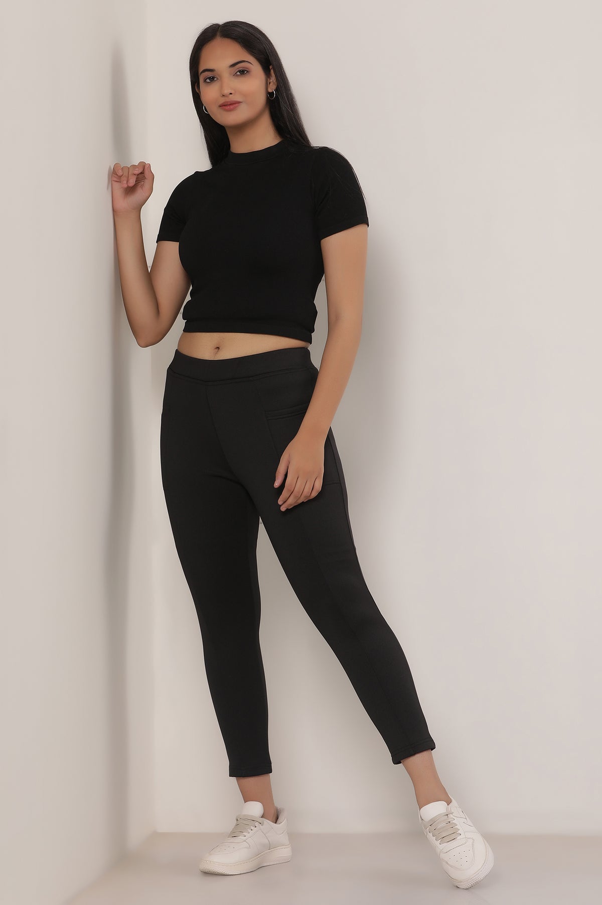 Elleven Women's Black Solid Skinny Fit Calf Length Mid Rise Tights - S