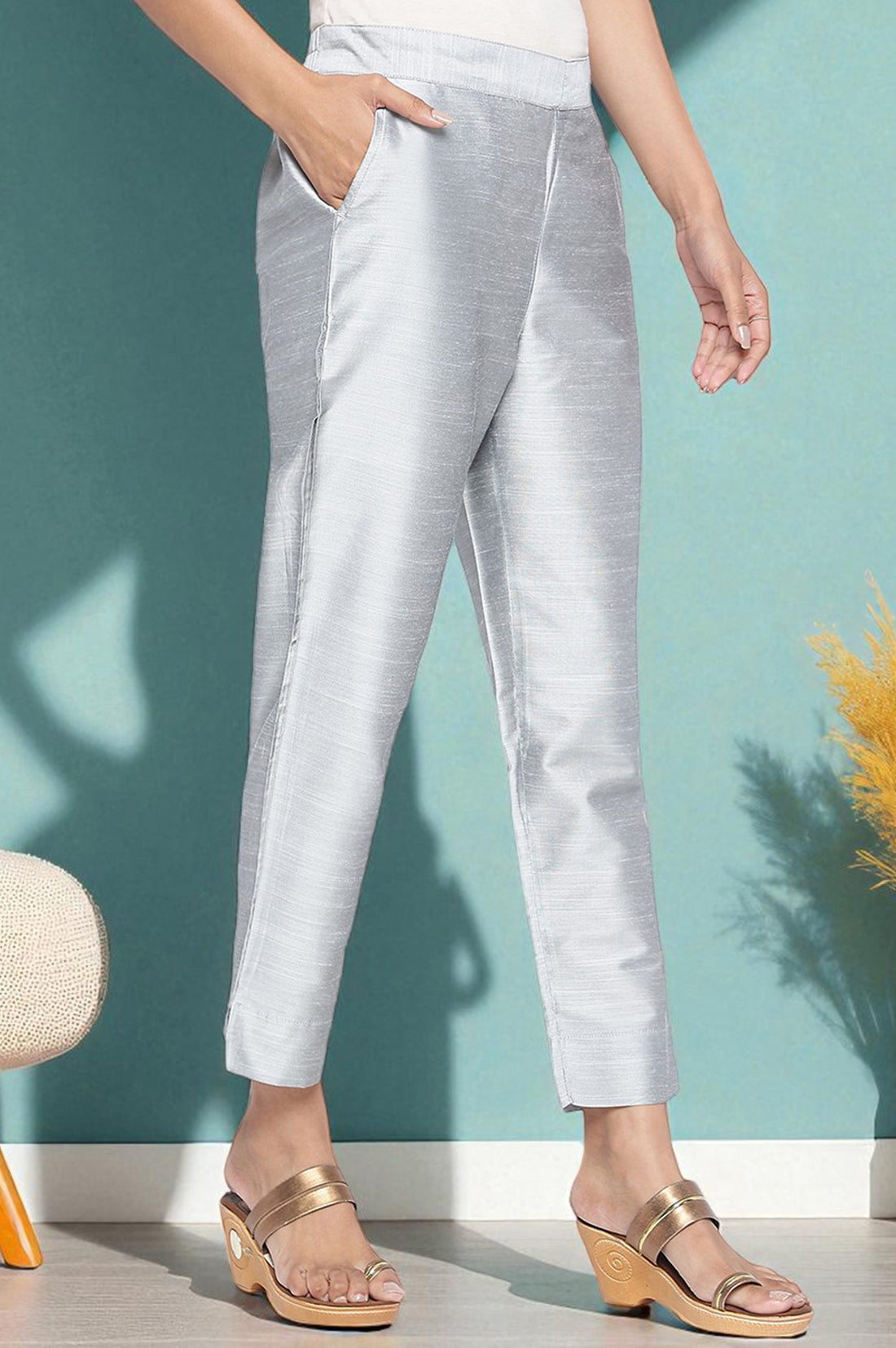 Grey Solid Mid Rise Slub Trousers in Ankle Length