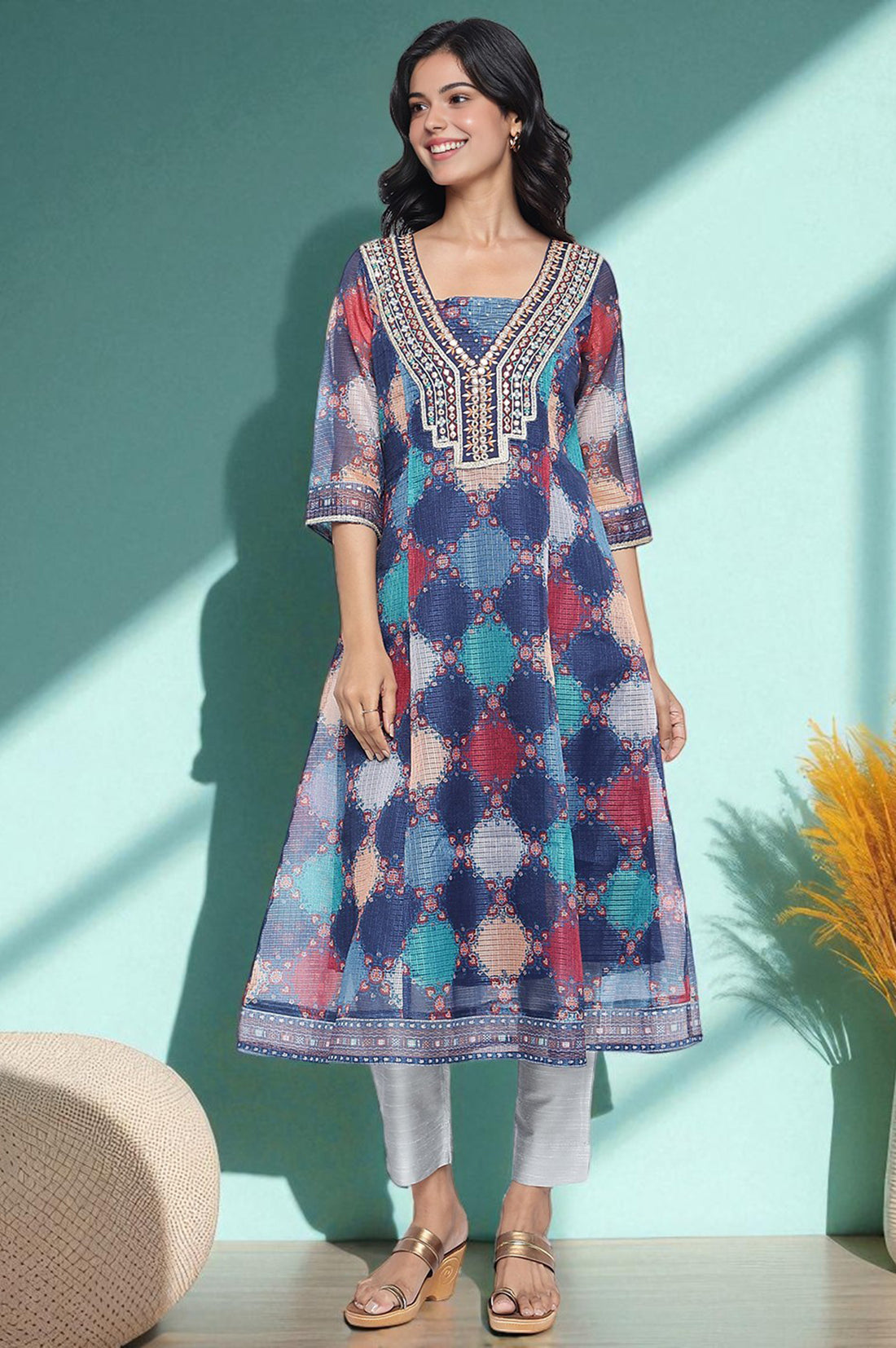 Grey Solid Mid Rise Slub Trousers in Ankle Length