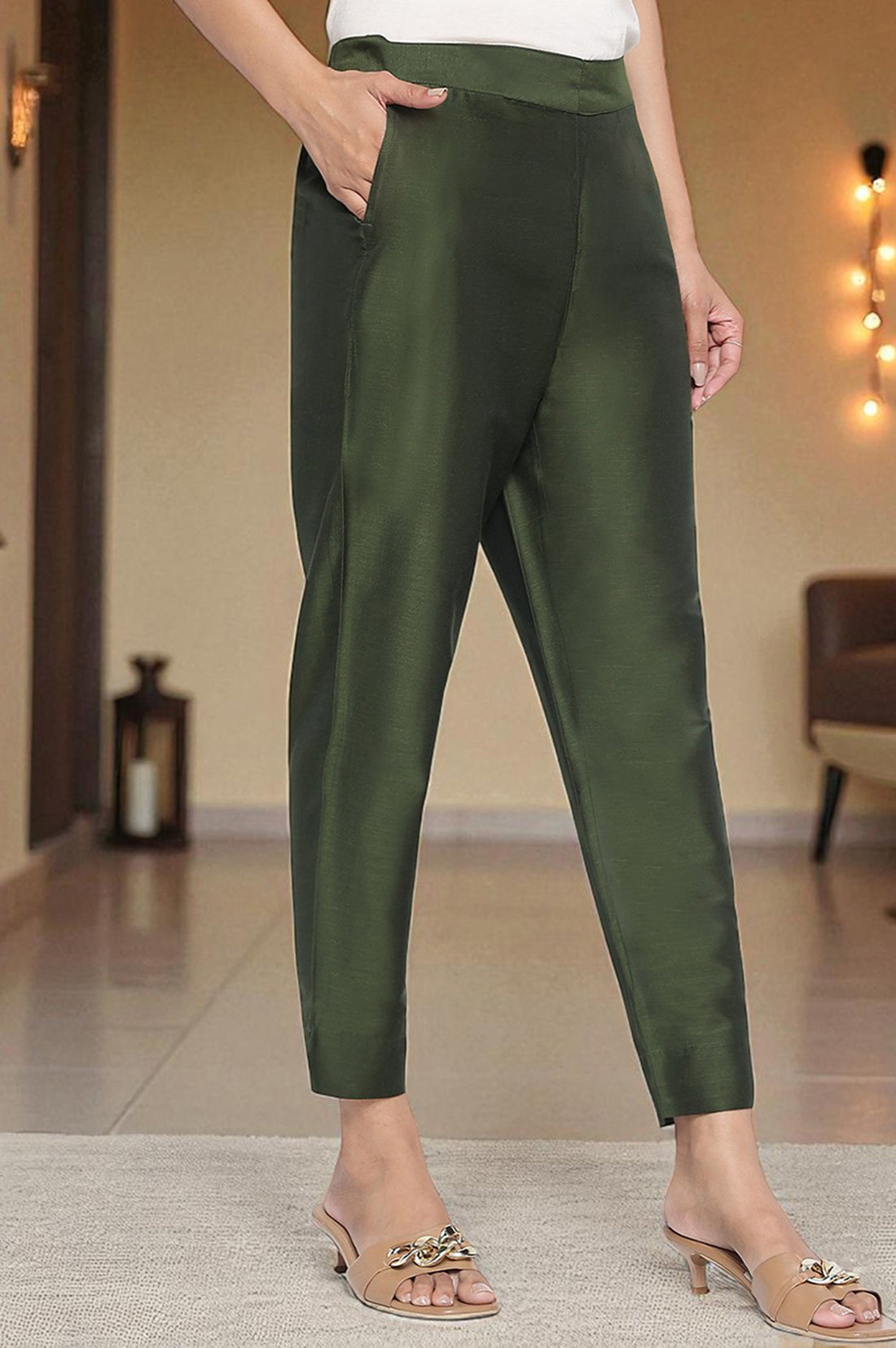 Green Solid Mid Rise Slub Trousers in Ankle Length