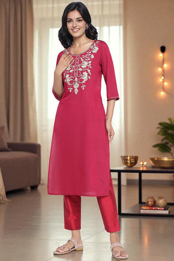 Red Solid Mid Rise Slub Trousers in Ankle Length